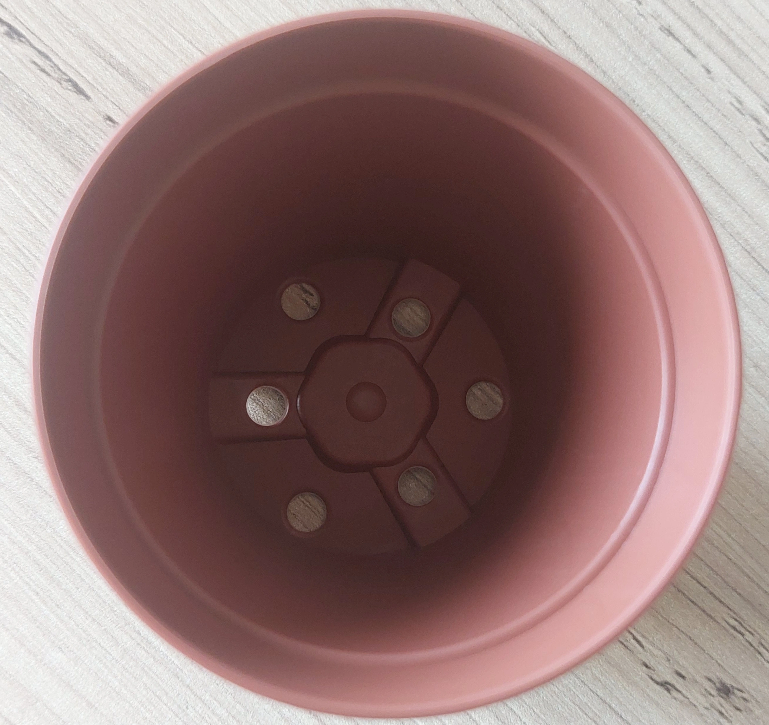 5.5 cm terracotta renkli plastik saksının drenaj açıklıkları